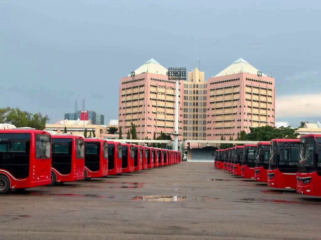 FG Inaugurates 100 Mass Transit Electric Buses for Civil Servants