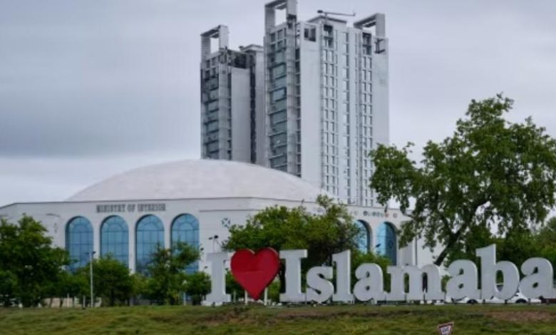 Two people waiting for transportation at a road in Islamabad, Pakistan. (Image : CNN World)