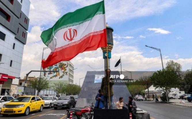 Citezen displaying Iran flag