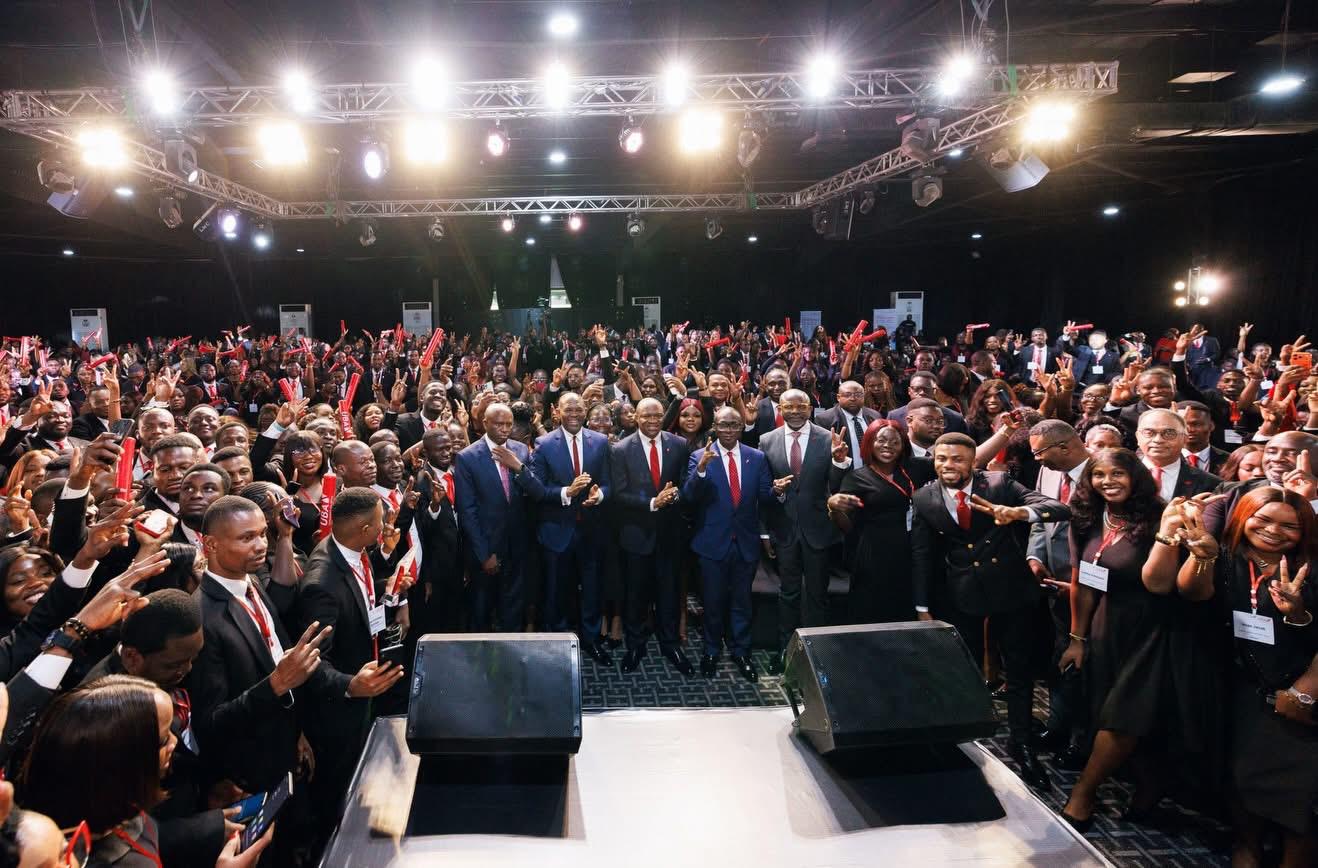 Tony Elumelu with the graduate trainees 